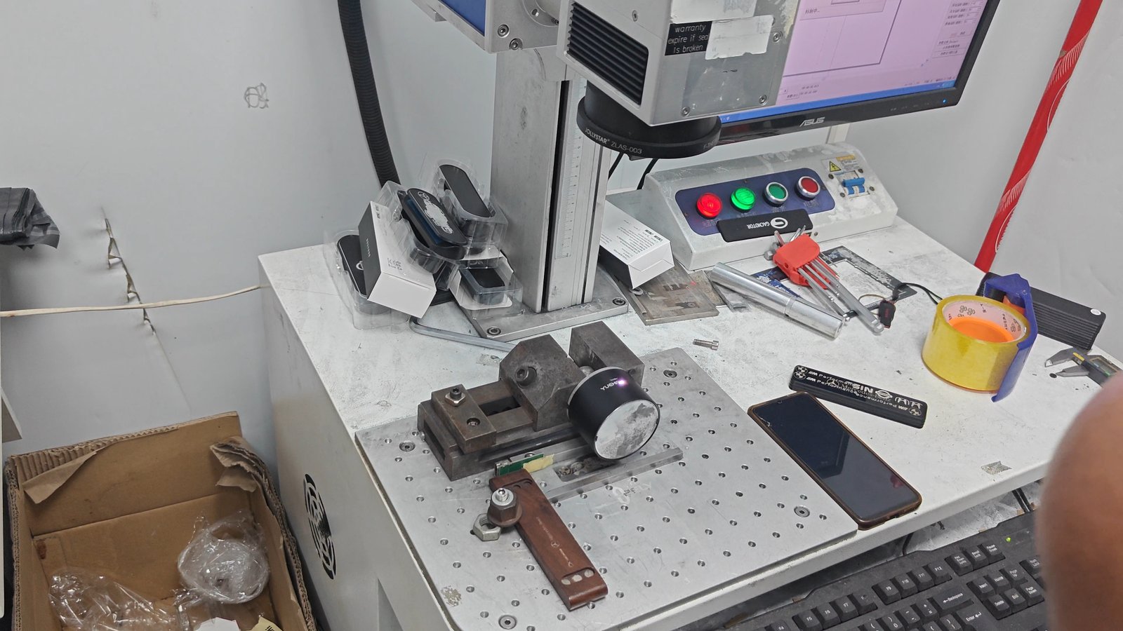 Laser marking station with a round shell clamped under the head